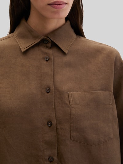 Frauenmodel trägt Relaxed Fit Hemdbluse aus reinem Leinen von Marc O'Polo, Optik: Unifarben, Brusttasche, Nahaufnahme Oberkörper.