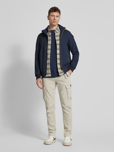 Männermodel trägt Jacke mit Kapuze und Reißverschlusstaschen von PME Legend, Material-Mix mit Stretch-Anteil, Regular-Fit, dunkelblau, Ganzkörperansicht von vorne.
