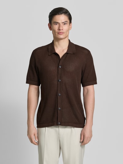 Männermodel trägt Regular Fit Freizeithemd in Strick-Optik Modell 'Owen' von Jack & Jones Premium, braun, Semitransparent, Kurzärmelig, Kentkragen, durchgehende Knopfleiste, Reine Baumwolle; Rückenlänge 72 cm, Schulterbreite 47 cm, Ärmellänge 27 cm, Ganzkörperansicht von vorne.