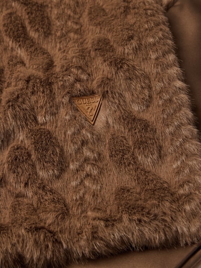 Produktfoto, Schal aus Kunstfell mit Zopfmuster von GUESS, braune Farbe, rechteckig, Label-Patch, weiche Textur, Damen Schal