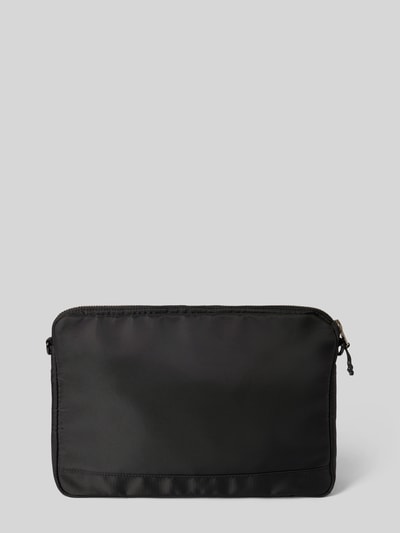 Produktfoto, schwarze Laptop-Tasche mit Logo-Detail von AY STUDIOS, glatte Oberfläche, Reißverschluss, rechteckige Form, Netz-Taschen, abnehmbarer Schulterriemen, Größe: 40x28x4 cm, Länge Schulterriemen: 92 cm.