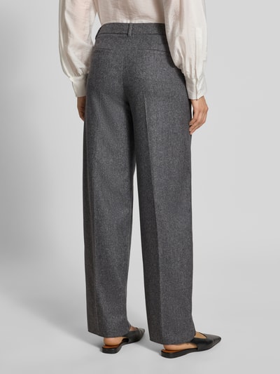 Frauenmodel trägt gerade geschnittene Straight Fit Hose aus Schurwoll-Mix mit Seiden-Anteil von Marella, meliertes Grau, Ganzkörperansicht Rückansicht.