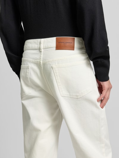 Männermodel trägt Regular Fit Jeans mit Knopfverschluss von Officine Générale in Weiß, 5-Pocket-Design, Rückansicht Nahaufnahme.