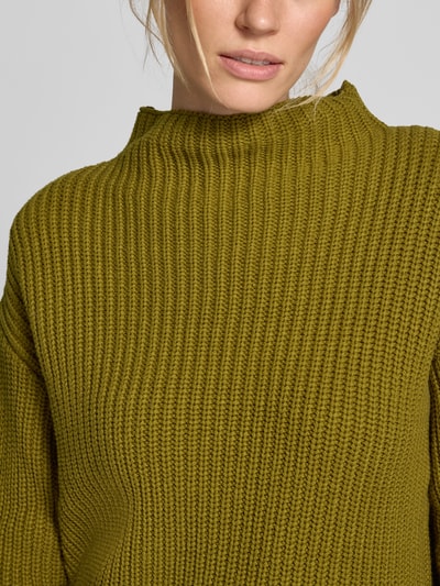 Frauenmodel trägt olivgrünen Relaxed Fit Pullover aus Baumwoll-Mix Modell 'SELMA' von Selected, Damen Pullover, Nahaufnahme Oberkörper.