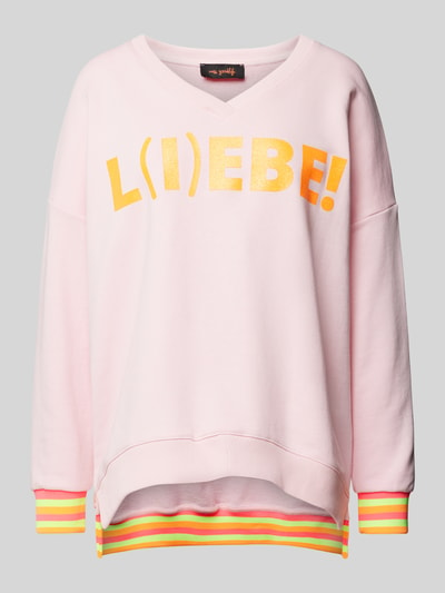 miss goodlife Sweatshirt in neonroze met statementprint, model 'L(I)EBE' Roze - 2