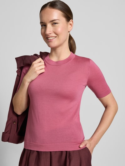 Frauenmodel trägt Regular Fit Pullover aus Woll-Seiden-Kaschmir-Mix Modell 'TAPIOCA' von Weekend Max Mara in Rosa, glatte Textur, Damen Pullover, Nahaufnahme Oberkörper.