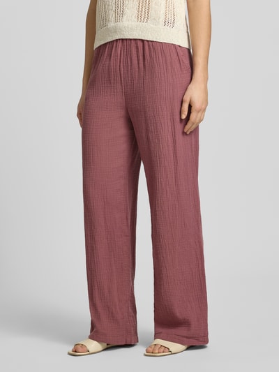 Frauenmodel trägt Relaxed Fit Weite Hose aus Bio-Baumwolle Modell 'THYRA' von Only, Optik: Unifarben, Crêpe, Ganzkörperansicht von vorne.