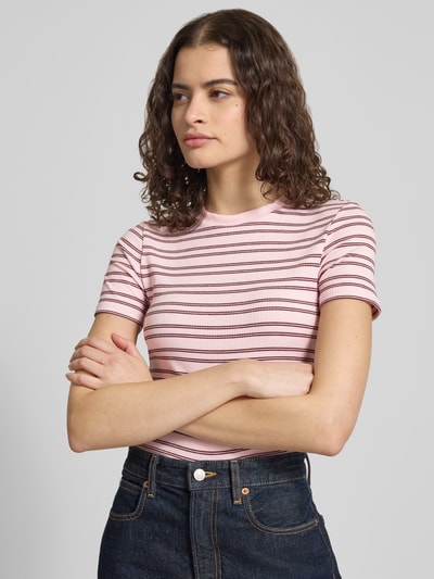 Frauenmodel trägt Regular Fit T-Shirt mit Viskose-Anteil Modell 'LUPE' von Only, mehrfarbig gestreift, Label Stitching, Nahaufnahme Oberkörper.