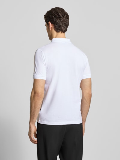 Männermodel trägt Regular Fit Poloshirt aus Baumwolle von HECHTER PARIS in Weiß, dezente Struktur, Rückenlänge 66 cm, Ganzkörperansicht Rückansicht.