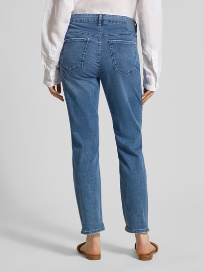 Frauenmodel trägt Cropped Jeans mit Eingrifftaschen Modell 'Dream' von MAC aus Baumwoll-Elasthan-Mix in mittlerem Blau, Ganzkörperansicht Rückansicht, Bundweite bei Größe 36/27: 41 cm, Innenbeinlänge: 70 cm.
