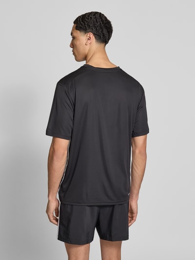 Männermodel trägt Regular Fit T-Shirt mit Logo-Print von adidas Training, Optik: Unifarben, schnelltrocknend, Ganzkörperansicht Rückansicht.