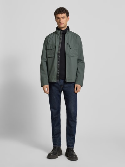 Männermodel trägt Jacke mit Stehkragen von NAUTGÅRD, Regular Fit, Reißverschluss, Eingrifftaschen, Brusttaschen, Ganzkörperansicht von vorne.