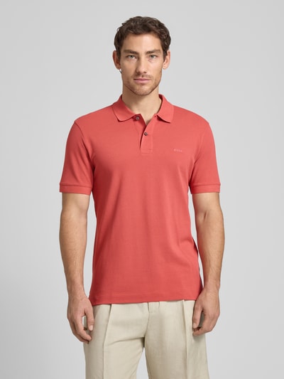 Männermodel trägt Regular Fit Poloshirt aus reiner Baumwolle Modell 'PALLAS' von BOSS in Optik: Unifarben, Ganzkörperansicht von vorne.