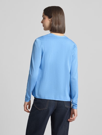 Vrouwenmodel draagt Regular Fit Cardigan aus Baumwoll-Viskose-Mix van s.Oliver RED LABEL in effen kleuren, knitwear, lange mouw, zonder sluiting, crew neck, rolzoom aan mouw en romp, mix van katoen en viscose, ganzkörperansicht rückansicht.