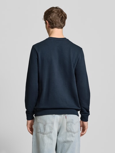 Mannenmodel draagt Regular Fit Pullover met Logo-Stitching model 'Kane' van Blend, katoenmix, ronde hals, elastische boorden, ruglengte 68 cm, mouwlengte 67 cm, volledig lichaam achteraanzicht