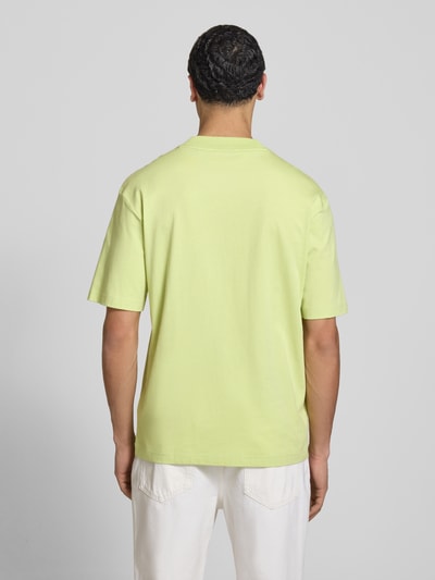 Männermodel trägt Regular Fit T-Shirt aus reiner Baumwolle Modell 'NIEROS' von Hugo Blue in Optik: Unifarben, Ganzkörperansicht Rückansicht.