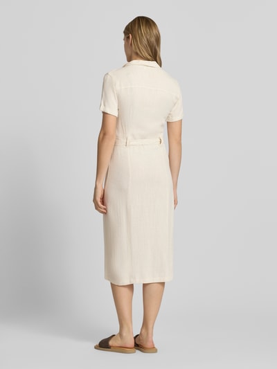 Frauenmodel trägt schmales Freizeitkleid aus Viskose-Leinen-Mix Modell 'SIESTA' von Only, Optik: Unifarben, Midi-Länge, Ganzkörperansicht Rückansicht.