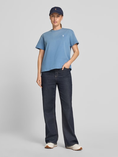 Frauenmodel trägt Relaxed Fit T-Shirts aus reiner Baumwolle von Polo Ralph Lauren, Damen T-Shirt in Blau, glatte Textur, Ganzkörperansicht von vorne.
