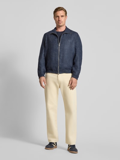 Männermodel trägt Blouson mit Zweiwege-Reißverschluss Modell 'GRALON' von DRYKORN, Woll-Mix mit Leinen-Anteil, Regular Fit, Ganzkörperansicht von vorne.