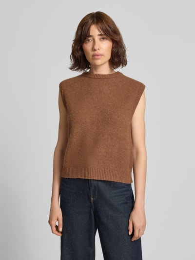 Frauenmodel trägt Pullunder aus Alpaka-Mix mit Rundhalsausschnitt von American Vintage in Braun, strukturierte Textur, Regular Fit, Nahaufnahme Oberkörper.