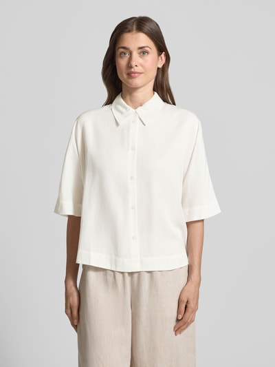 Vrouwenmodel draagt Relaxed Fit Hemdbluse aus Lyocell van s.Oliver RED LABEL, look: effen kleuren, overhemdkraag, V-hals, knoopsluiting, blouse met korte mouwen, popeline materiaalverwerking, materiaal: lyocell, Ganzkörperansicht van voren.