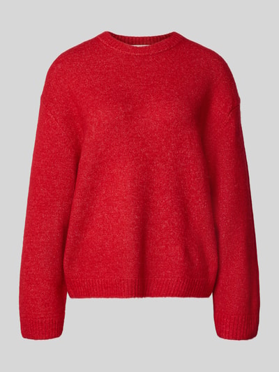 Produktfoto, rode Strickpullover mit Woll-Anteil van Gina Tricot, losse pasvorm, geribde boorden, ronde hals, zachte textuur, frontaal.