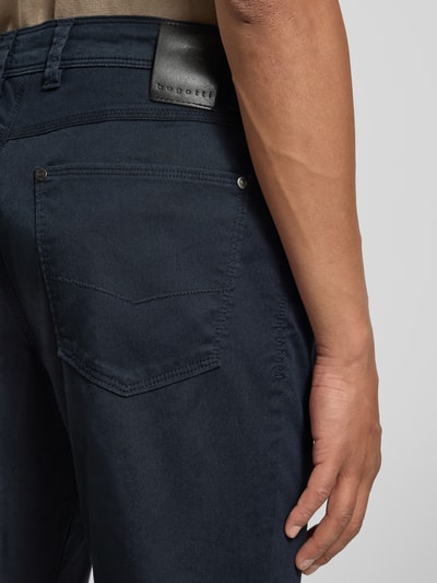 Männermodel trägt Hose im 5-Pocket-Design Modell 'CORDOBA' von bugatti, dunkelblau, Baumwoll-Mix, Detailaufnahme Rückansicht.