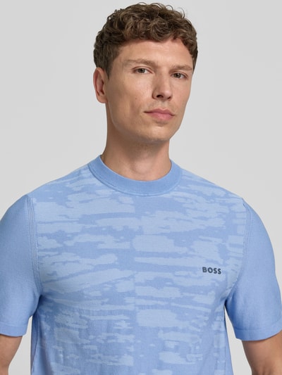 Männermodel trägt Regular Fit T-Shirt aus Viskose-Mix Modell 'KN_Globe TS' von BOSS in Strickoptik mit Label-Schriftzug, Hellblau, Nahaufnahme Oberkörper.
