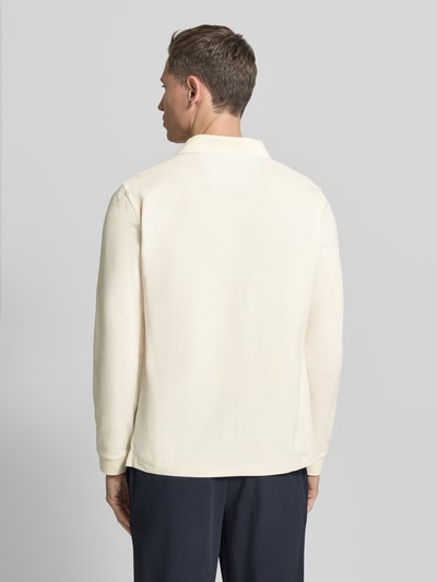 Männermodel trägt Poloshirt mit Label-Stitching von Fynch-Hatton, Herren, Reine Baumwolle, Regular-Fit, Polokragen, Rückenlänge 37 cm, Ganzkörperansicht Rückansicht.