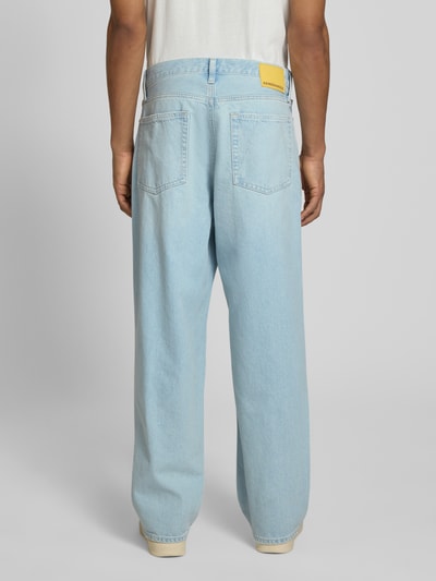 Mannelijk model draagt Baggy Jeans uit puur katoen model 'JAAMEO' van Armedangels, lichtblauw denim, baggy fit, mid waist, label patch, riemlussen, verdekte knoopsluiting, 5-pocket design, detailopname van achteraanzicht.