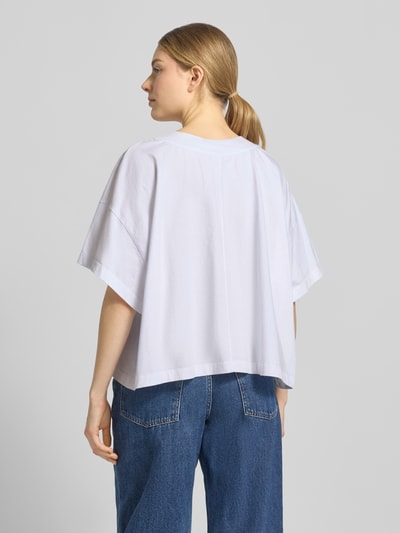 Frauenmodel trägt Damen T-Shirt mit Logo-Print aus Reine Baumwolle, Rundhalsausschnitt, lockerem Schnitt, American Vintage, Rückenansicht. Modell 'GIXY', Rückenlänge in Größe XS/S: 47 cm.
