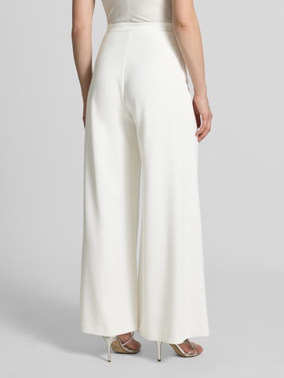 Vrouwenmodel draagt Wide Fit Stoffhose mit Haken- und Reißverschluss van Swing uit elastische materiaalmix, wide fit, binnenbeenlengte 80 cm, bandwijdte 33 cm, kleur wit, glad oppervlak, geheel lichaam achteraanzicht