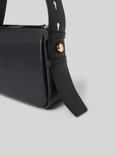 Produktfoto, Shoulder Bag mit Strukturmuster von Tory Burch in Schwarz mit Hauptfach, Reißverschluss, Steckfach, Knopf, verstellbarer Schulterriemen, 43 cm Breite, 17 cm Länge, 9 cm Tiefe, feine Textur und goldfarbenem Detail.