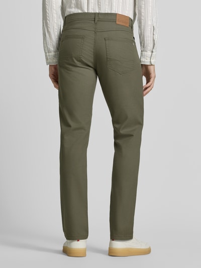 Männermodel trägt Straight Fit Hose mit Strukturmuster von Christian Berg Men in Oliv, Reine Baumwolle, 5-Pocket-Design, Ganzkörperansicht Rückansicht.