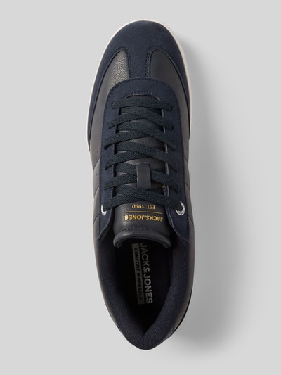 Produktfoto, Sneaker met reliëflogo model 'Kleen' van Jack & Jones, afgeronde pasvorm, vetersluiting, geprofileerde zool, heren, donkerblauw, hakhoogte maat 44: 3 cm, schachthoogte: 7 cm, schachtbreedte: 9 cm