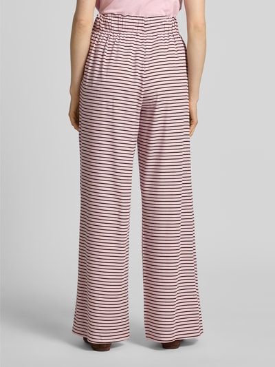 Frauenmodel trägt Wide Leg Sweatpants aus Lyocell-Mix Modell 'ANNI' von VILLA SOPHIE, Optik: Allover-Muster, Ganzkörperansicht Rückansicht
