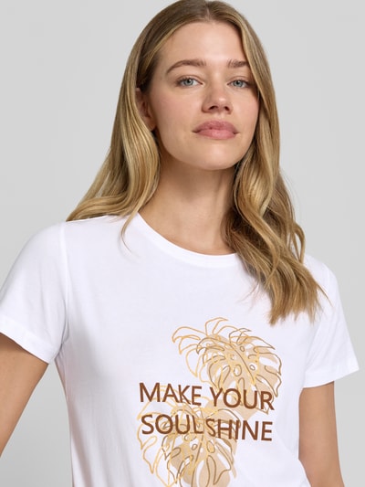 Frauenmodel trägt Damen T-Shirt mit Statement-Motiv-Print Modell 'RINA' von Soyaconcept aus Reine Baumwolle, Regular-Fit, Rundhalsausschnitt; Rückenlänge bei Größe S: 60 cm; Nahaufnahme Oberkörper.