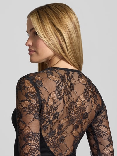 Frauenmodel trägt Slim Fit Longsleeve mit obszycie koronką von Rinascimento, półprzezroczysty materiał, lejący kołnierz, długość tyłu w rozmiarze S: 60 cm, Nahaufnahme górnej części pleców