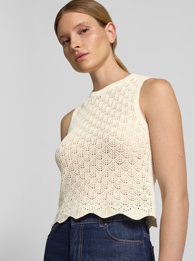 Vrouwenmodel draagt Slim Fit Crop Top uit katoenmix van Tom Tailor Denim in gebreide look met gestructureerd patroon, offwhite, mouwloos, ronde hals, materiaalverwerking knitwear, Nahaufnahme Oberkörper.