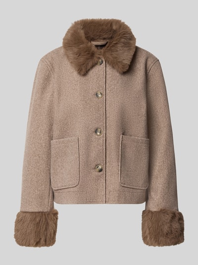 Produktfoto, Jacke mit Kentkragen Modell 'yanna' von FREE/QUENT, beigefarbene Struktur, gerade Form, aufgesetzte Taschen, Fell-Details