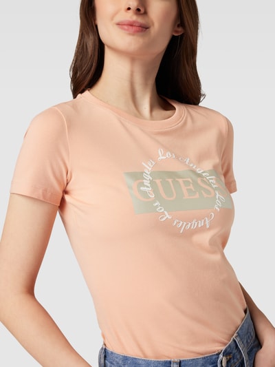 Guess T-shirt z nadrukiem z logo model ‘ROUND LOGO TEE’ Różowawy 3