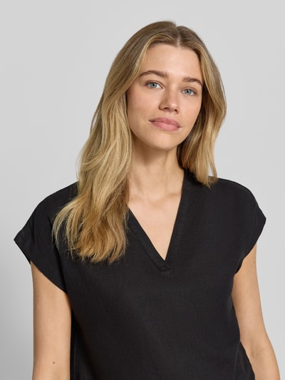 Frauenmodel trägt Blusenshirt aus Leinen-Viskose-Mix Modell 'INA' von Soyaconcept, schwarze Farbe, V-Ausschnitt, Kappärmel, Nahaufnahme Oberkörper. Rückenlänge bei Größe S: 61 cm, Ärmellänge bei Größe S: 20 cm, Gerader-Schnitt, Damen Blusenshirt.