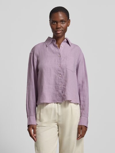 Frauenmodel trägt Relaxed Fit Hemdbluse aus reinem Leinen von Marc O'Polo, Optik: Unifarben, Passform: Relaxed-Fit, Hemdblusenkragen, V-Ausschnitt, einreihige Knopfleiste, Langarm, Manschette, Rumpfabschluss: abgerundet, Brusttasche, Material: Leinen, sanft violette Farbe, glatte Textur, weite Form, Ganzkörperansicht von vorne.