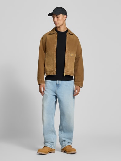 Männermodel trägt Regular Fit Pullover aus Viskose-Mix Modell 'WYLER' von ONLY & SONS, schwarze Farbe, glatte Textur, Ganzkörperansicht von vorne.