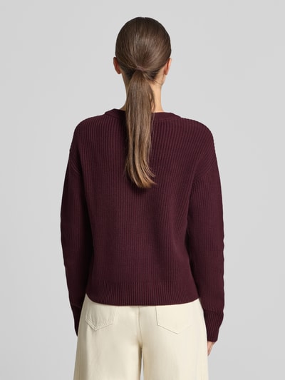 Frauenmodel trägt Slim Fit Pullover aus reiner Baumwolle von Jake*s Casual in dunklem Weinrot, grob gestrickt, Ganzkörperansicht Rückansicht.