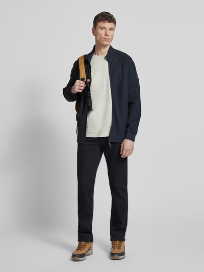 Männermodel trägt Sweatjacke mit Stehkragen und Reißverschluss von camel active aus Reine Baumwolle, Regular-Fit, Farbe dunkel, Ganzkörperansicht von vorne.