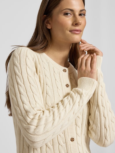 Vrouwenmodel draagt Strickjacke met knoopsluiting van Jake*s Casual, puur katoen, regular fit, ribboorden, ronde hals, labelstitching, detailopname bovenlichaam.