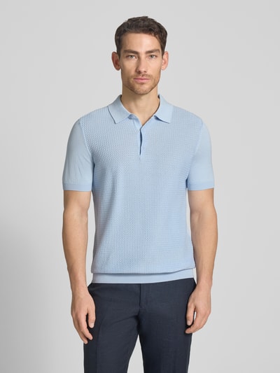 Männermodel trägt Regular Fit Poloshirt aus reiner Baumwolle von Strellson in Strickoptik mit Struktur-Muster, Feinstrick, Kurzarm, Hellblau, Ganzkörperansicht von vorne.