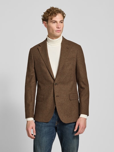Männermodel trägt Regular Fit Sakko aus Woll-Mix von Polo Ralph Lauren in Braun mit Karomuster, weiße Struktur, Ganzkörperansicht von vorne.