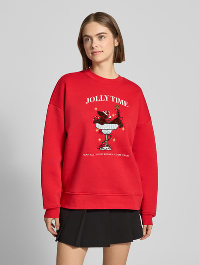 Frauenmodel trägt Sweatshirt mit Motiv-Stitching Modell 'Evie' von LeGer by Lena Gercke in Rot, Rundhalsausschnitt, Ganzkörperansicht von vorne.